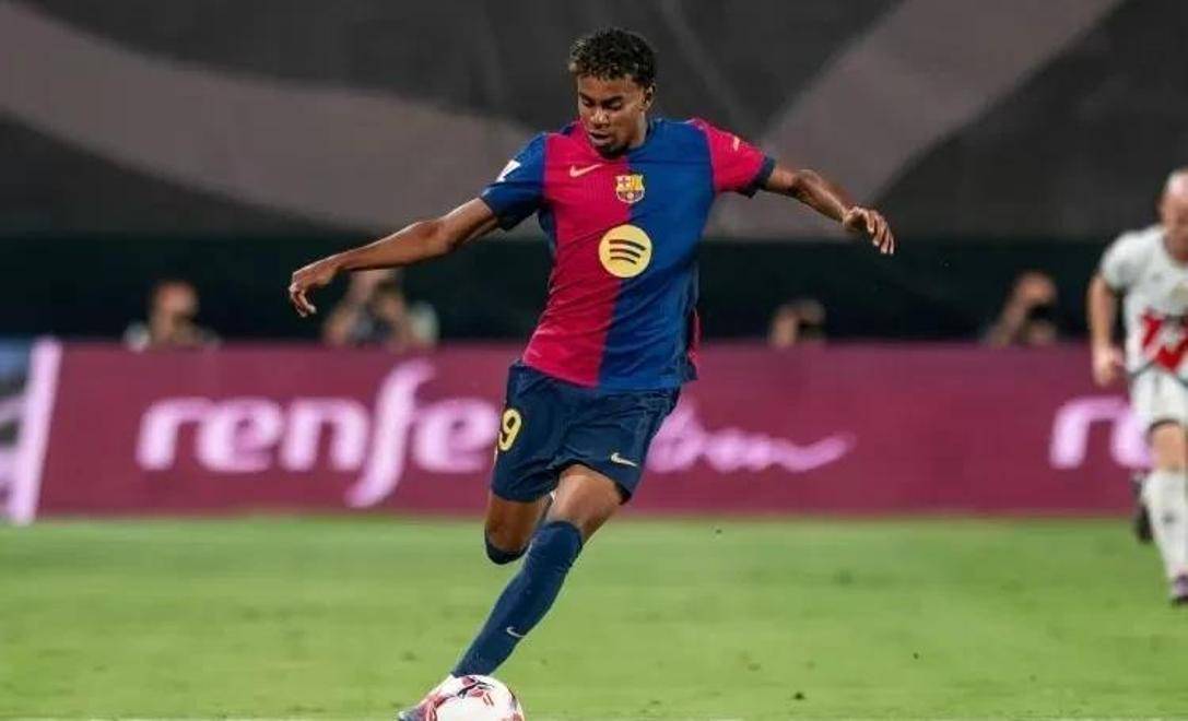 哈维-西蒙斯在切尔西官宣哈托评论区留言：我宝❤️